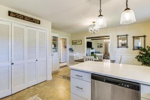 Hot Tub, Games and Sunroom Family Home in Greer! in Greer, USA