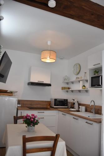 virtuve, Gîte des Comtes du Perche 2 logements indépendants de 40 et 25 m2 (Gite des Comtes du Perche 2 logements independants de 40 et 25 m2) in Le Theil-sur-Huisne