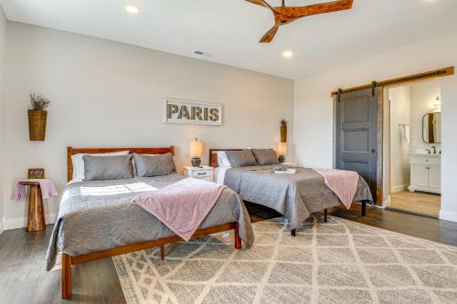 Hope Retreat with Furnished Deck Near Parks! in เทย์เลอรสวิลล์ (IN)