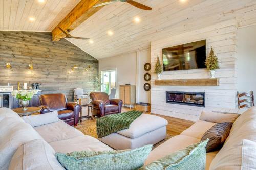 Hope Retreat w/ Furnished Deck Near Parks!