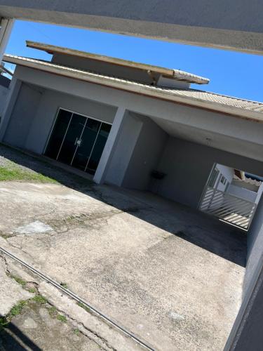 Casa grande pé na areia Peruibe
