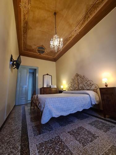 Large Double or Twin Room image 1
