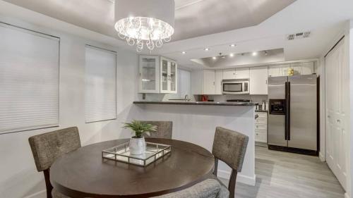 บริการและสิ่งอำนวยความสะดวก, Comfort and Style in the Phoenix Biltmore Area! near ริคลี่ย์แมนชั่น