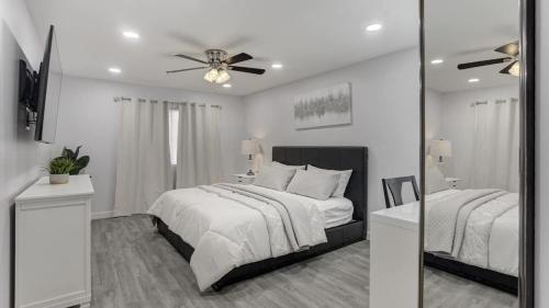 บริการและสิ่งอำนวยความสะดวก, Comfort and Style in the Phoenix Biltmore Area! near ริคลี่ย์แมนชั่น