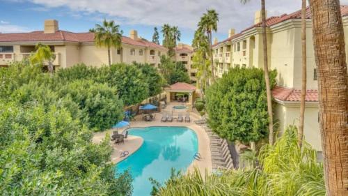 บริการและสิ่งอำนวยความสะดวก, Comfort and Style in the Phoenix Biltmore Area! near ริคลี่ย์แมนชั่น