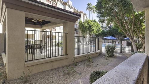 บริการและสิ่งอำนวยความสะดวก, Comfort and Style in the Phoenix Biltmore Area! near ริคลี่ย์แมนชั่น