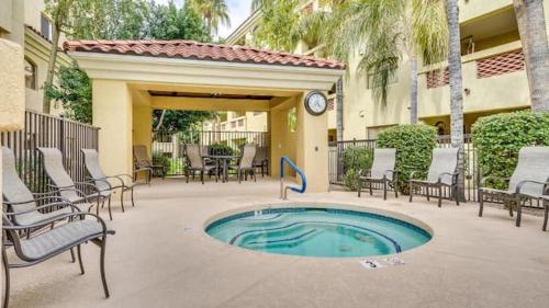 บริการและสิ่งอำนวยความสะดวก, Comfort and Style in the Phoenix Biltmore Area! near ริคลี่ย์แมนชั่น