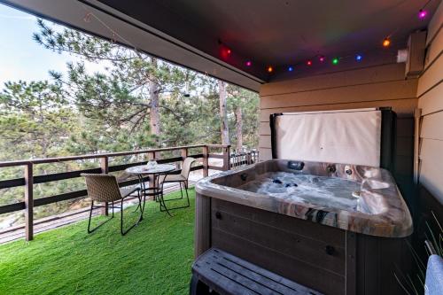 Iekārtas, 2 Hot Tubs + Sauna + Mountain Views | Winnemucca Retreat in Čipitas parks (CO)