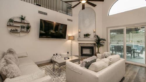 Newly Renovated 4 Bedroom Retreat wPool thumb 3