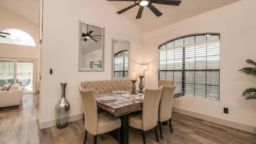 Newly Renovated 4 Bedroom Retreat wPool thumb 4