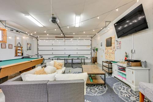 New Lisbon Home with Hot Tub, Fire Pit and Ping-Pong! in New Lisbon, Vereinigte Staaten von Amerika