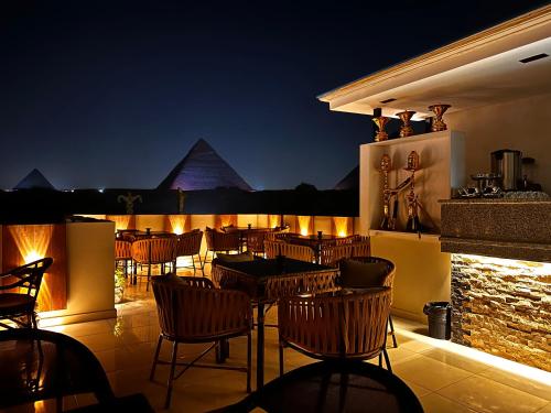 Restaurant, Pyramids On The Spot View in Giza
