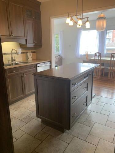 Appartment with Hot Tub and Backyard and Free Parking in Saint-Hyacinthe