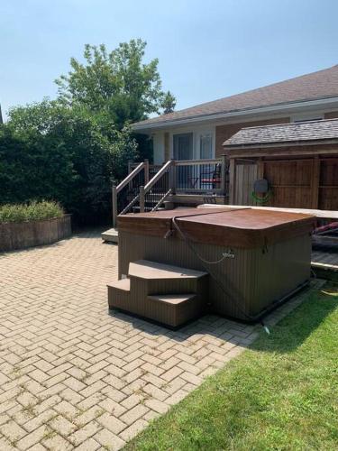 Appartment with Hot Tub and Backyard and Free Parking in Saint-Hyacinthe