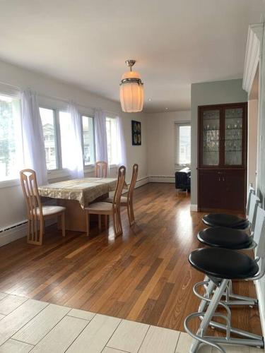 Appartment with Hot Tub and Backyard and Free Parking in Saint-Hyacinthe