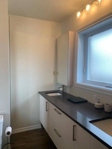 Appartment with Hot Tub and Backyard and Free Parking in Saint-Hyacinthe