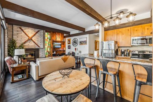Breck Condo Steps to QuickSilver Lift & Main St in Breckenridge, USA