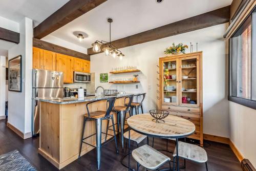 Breck Condo Steps to QuickSilver Lift & Main St in Breckenridge, USA