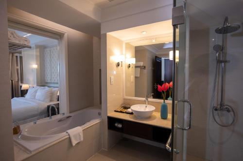 room detail thumbnail 2