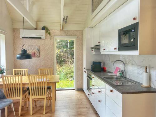 kök, The Blomsholm Cabin - Recharge Your Electric Car in Strömstad