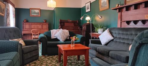 Közös társalgó / TV, Murrells Grand View House in Manapouri