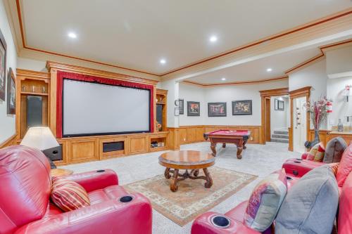 Scenic and Luxe Retreat with Hot Tub in Lake Arrowhead in Lake Arrowhead, USA