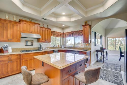 Scenic and Luxe Retreat with Hot Tub in Lake Arrowhead in Lake Arrowhead, USA