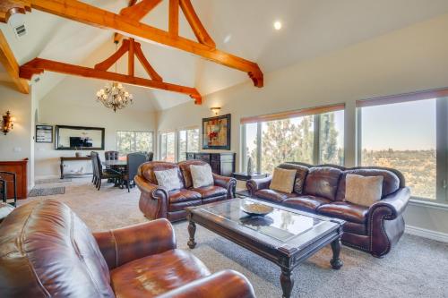 Scenic and Luxe Retreat with Hot Tub in Lake Arrowhead in Lake Arrowhead, USA