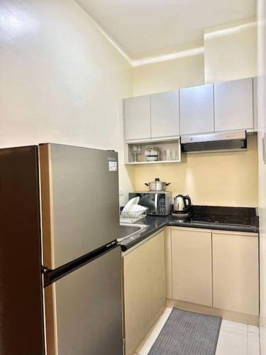 1Bdrm Condo at Makati w Balcony view of Mnla Bay