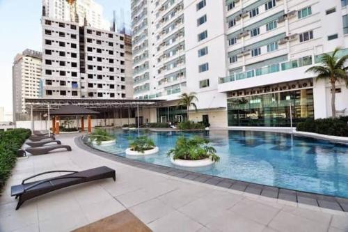 1Bdrm Condo at Makati w Balcony view of Mnla Bay