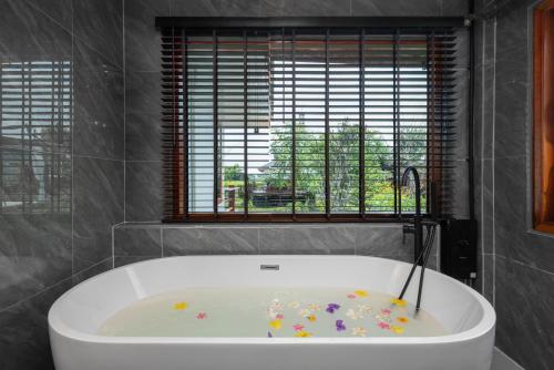 The garden pool villa resort at Doi Saket - 화장실