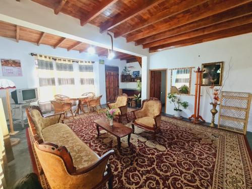 wspólne pomieszczenie/salon TV, sasru holiday home in Nuwara Eliya
