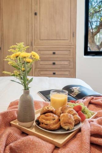 Modern 3-bedroom and peaceful getaway in San Miguel de Allende by VIATO in ลา เลโคนา