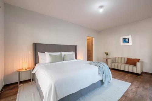 Modern 3-bedroom and peaceful getaway in San Miguel de Allende by VIATO in ลา เลโคนา