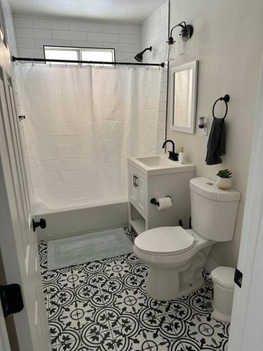 Chic 1 bedroom quiet and private side apt No shared area