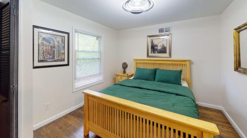 Family Friendly Grosse Pointe Beauty in Grosse Pointe Woods, USA