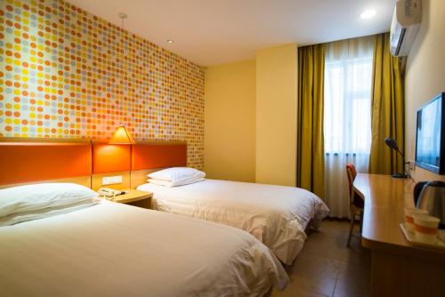 Home Inn Shanghai Yangpu Bridge Longchang Road Metro Station Stop at Home Inn Shanghai Yangpu Bridge Longchang Road Met to discover the wonders of Shanghai. The property offers a high standard of service and amenities to suit the individual needs of all travele