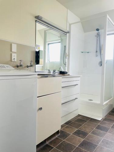 ฝักบัว, แอชลี่ คอร์ท โมเต็ล (Ashleigh Court Motel) near โมนาวาเล