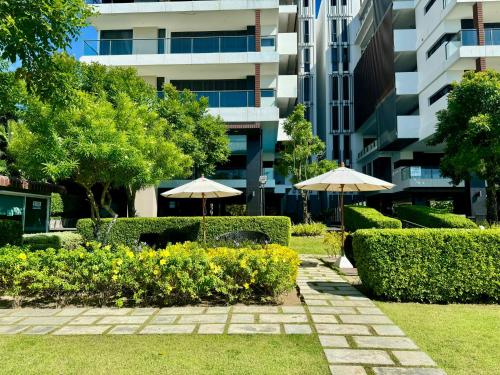 Escape Condominiums Beachfront Suites - Mae Phim - 숙소 외관