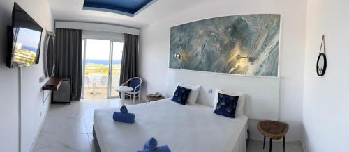 Adelais Bay Hotel - main image
