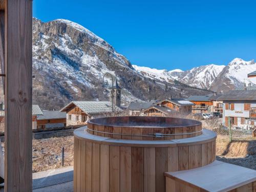 Chalet neuf avec piscine chauffee, espace detente, sauna, bain nordique et salle de cinema - FR-1-57 in Saint-Marcel