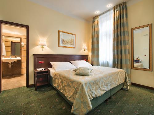 Double or Twin Room image 6