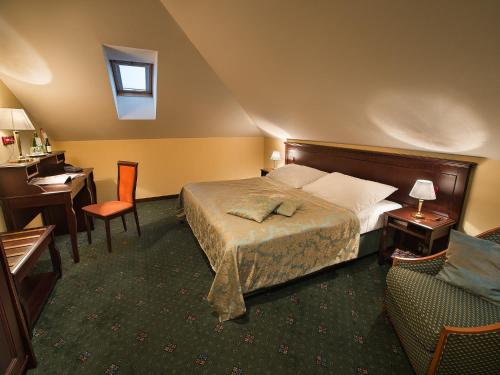Double Room with Extra Bed image 4