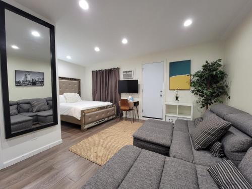 Guest suite near La Cienega Park Beverly Hills in Los Angeles, USA