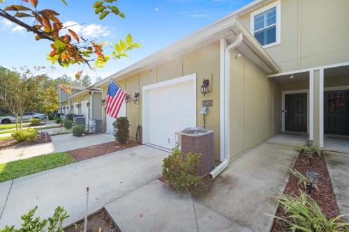 Pristine Pondside Townhome by JAX & Amelia Island in Yulee, USA