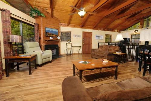 Cabin On the Creek in Gatlinburg, USA