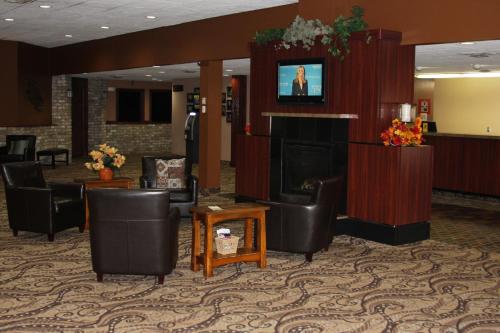 wspólne pomieszczenie/salon TV, Gladstone Inn and Suites in Jamestown (Dakota Północna)