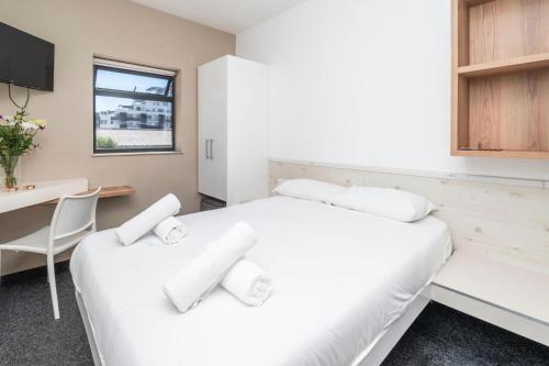 Metropole Private Room in Shared Space