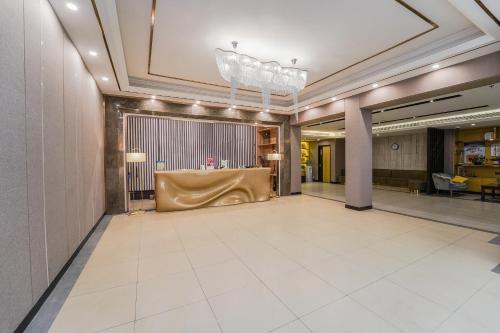 Lobby, Di Hang Hotel Pudong Airport Shanghai - Free shuttle bus to Pudong Airport and Disneyland in Pudong Int'l Airport and New District