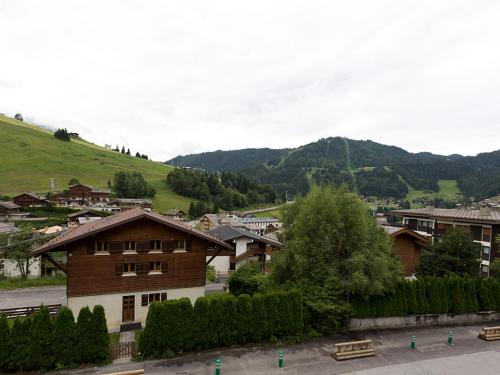 Appartement La Clusaz, 2 pièces, 4 personnes - FR-1-437-31 (Proche village, aux pistes et espace aquatique, 2 pieces + coin nuit, garage, animaux admis - FR-1-4) in ลา คูซา